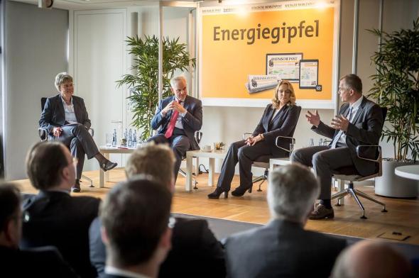Gipfel der Glückseligkeit: RP-Wirtschaftschefin Antje Höning (l.) diskutierte beim Energiegipfel der Rheinischen Post mit Eon-Chef Johannes Teyssen, Energieexpertin Claudia Kemfert und NRW-Umweltminister Johannes Remmel (r.) über die Energiewende. FOTO: Endermann, Andreas